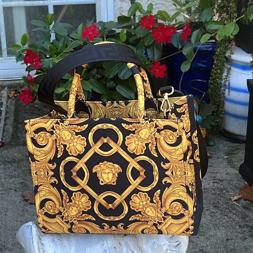 New Versace bag with detachable strap, dust, bag, and papers - Picture 5 of 10